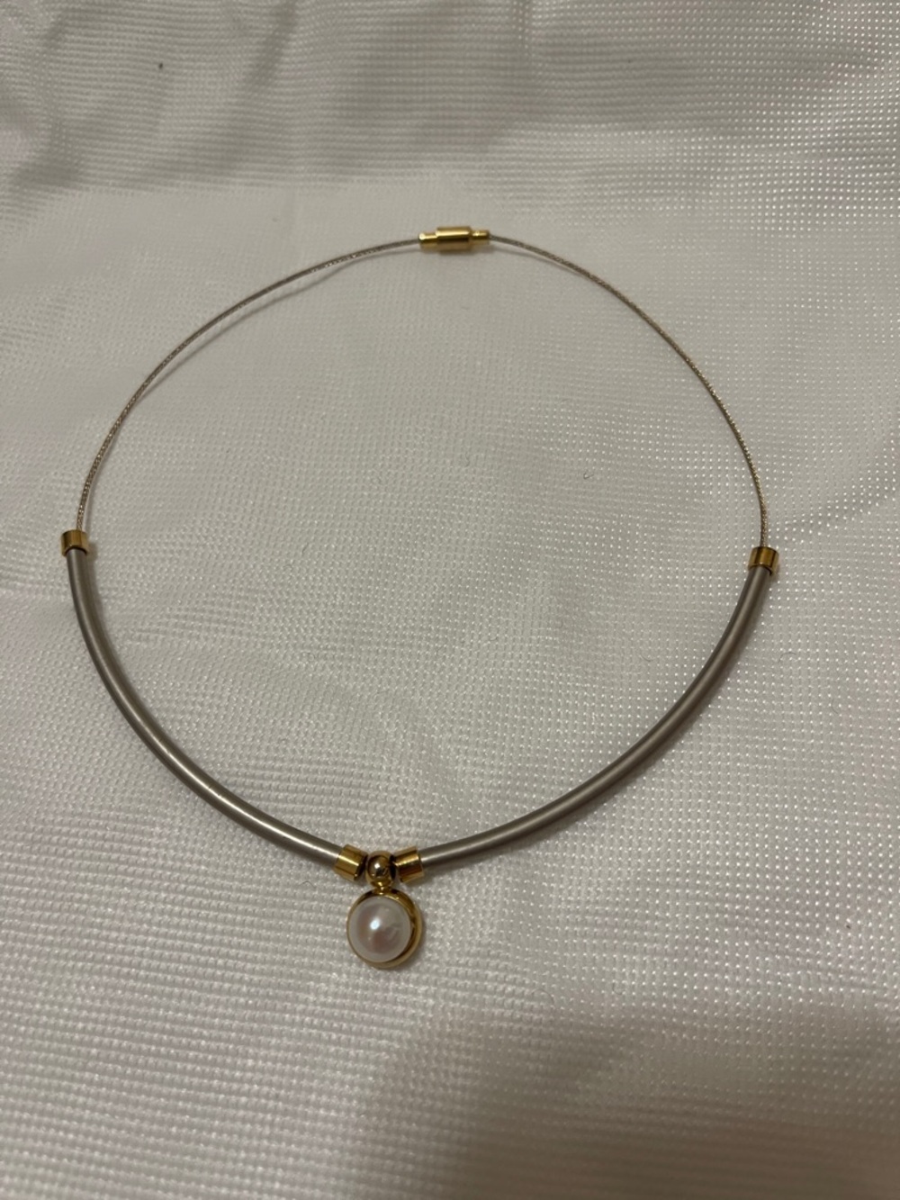 Gold and silver pearl necklace excellent condition